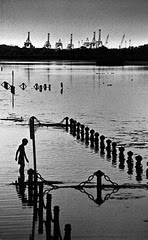 Denuevo quedo mirando el mar o a ninguna parte.