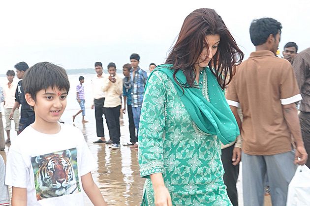 Star's Family Photos. - Page 3 Akshay-kumar-with-wife-twinkle-khanna-son-aarav-during-ganesh-immersion+(6)