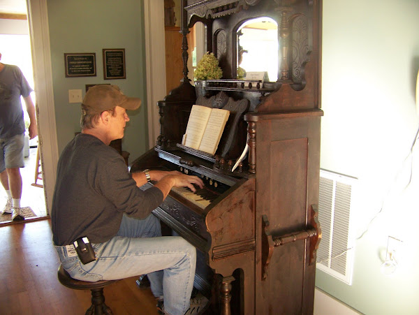 Playing the pump organ