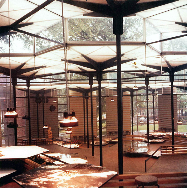 Hablemos un poco de todo Pabellón de España en Bruselas, Corrales y