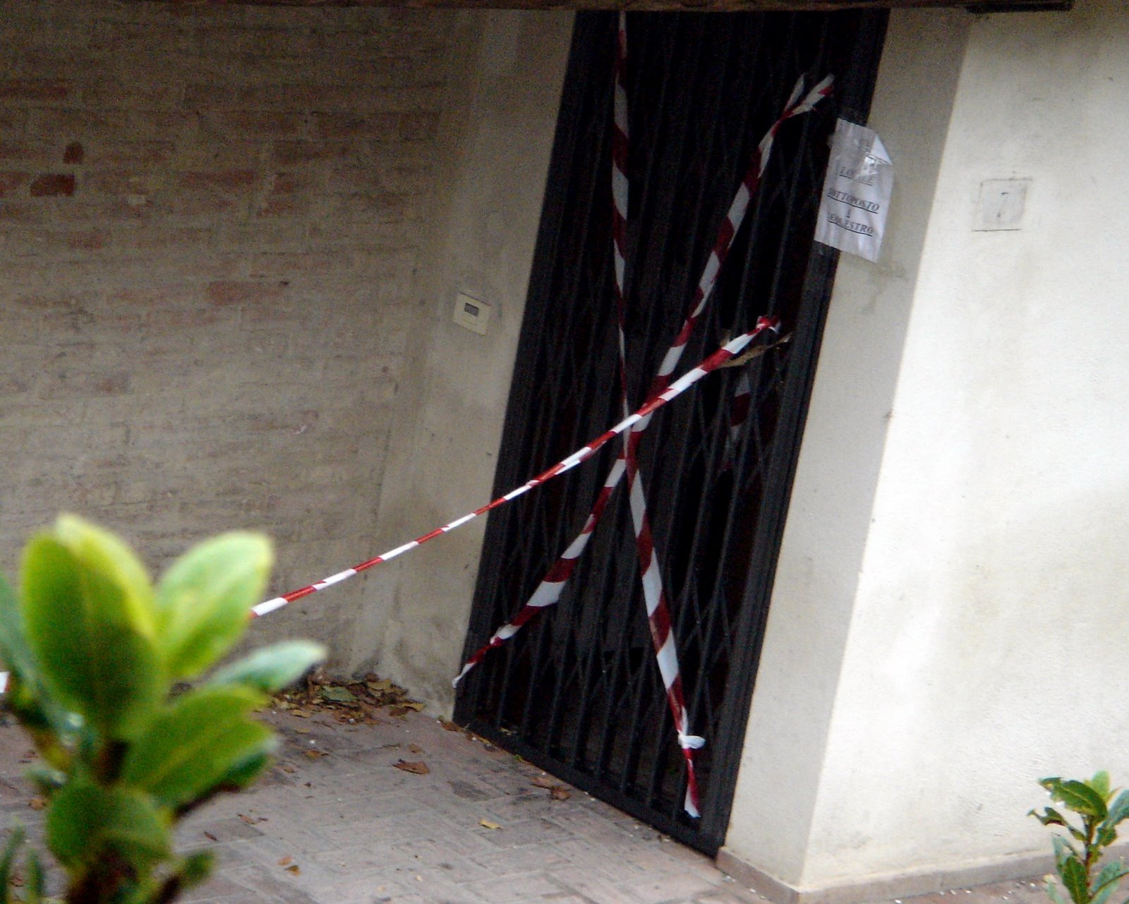 Perugia+crime+scene+-+front+door.jpg