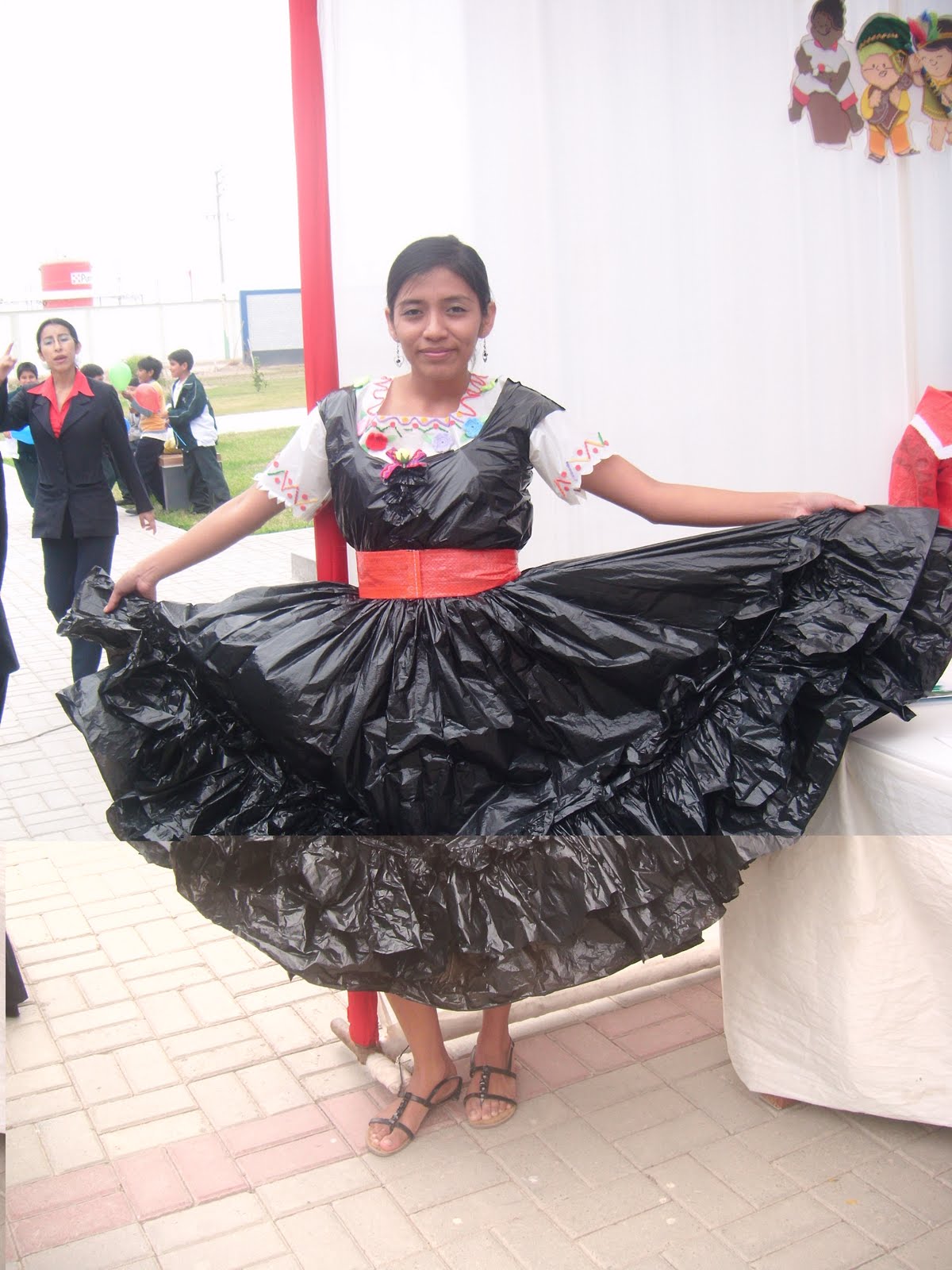 Tipico Trajes Hechos Con Materiales De Reciclaje Tipico Trajes Hechos Con Materiales De Reciclaje
