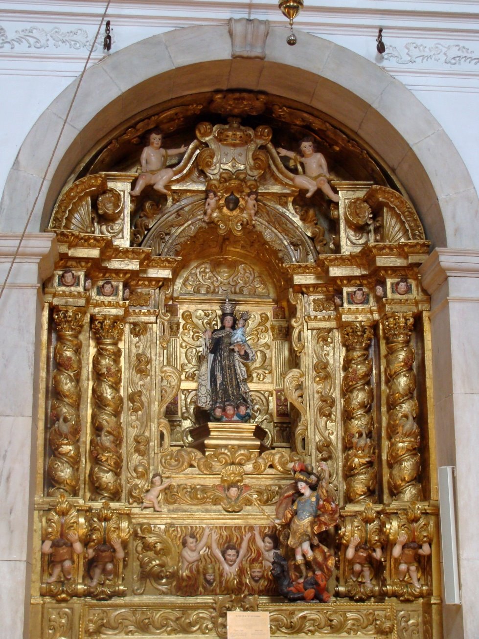 [Interior+da+Igreja+do+Redondo2.JPG]