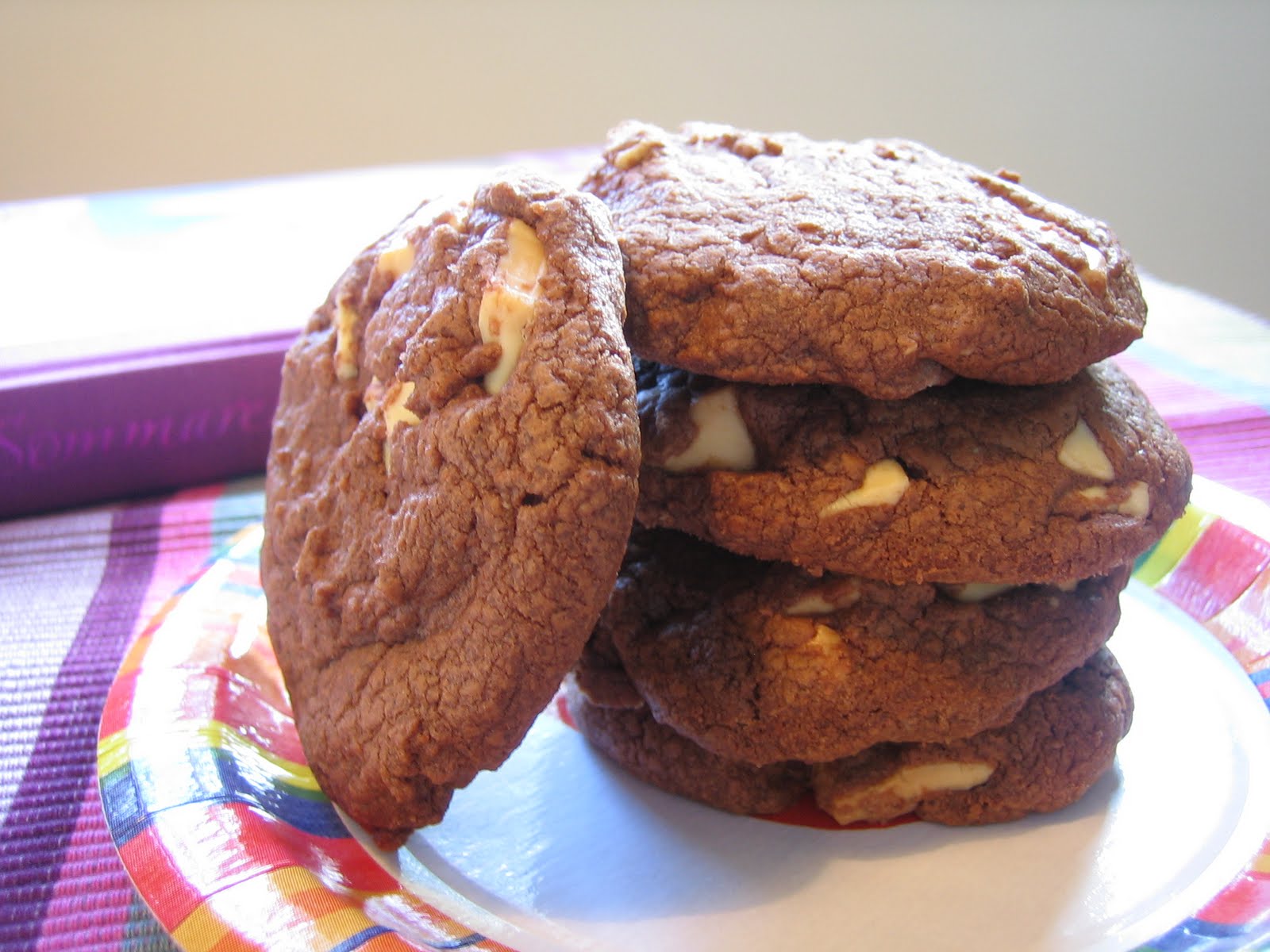 Baka baka liten kaka Chokladkex med bitar av vit choklad