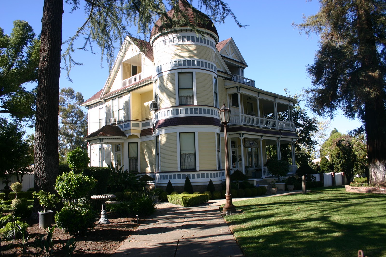 the big yellow house The Gardener's Cottage