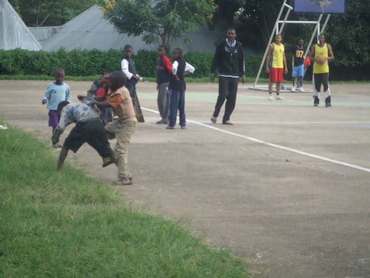 SOME KIDS EXCHANGING BLOWS DURING THE BONANZA.