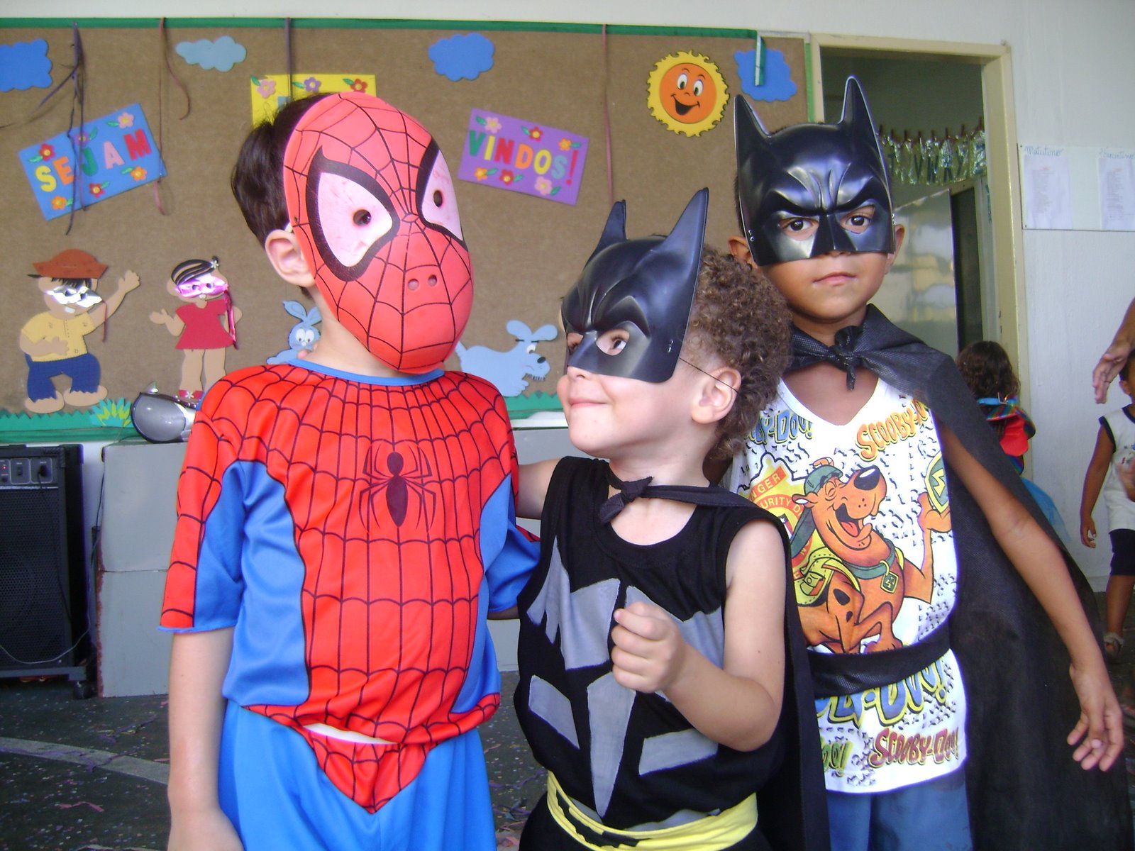 NOSSOS SUPER-HERÓIS SE ESBALDANDO NO CARNAVAL DA NOSSA ESCOLA