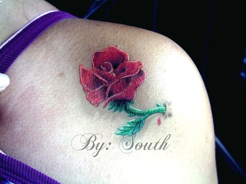South Gama Tattoo Rosa ombro