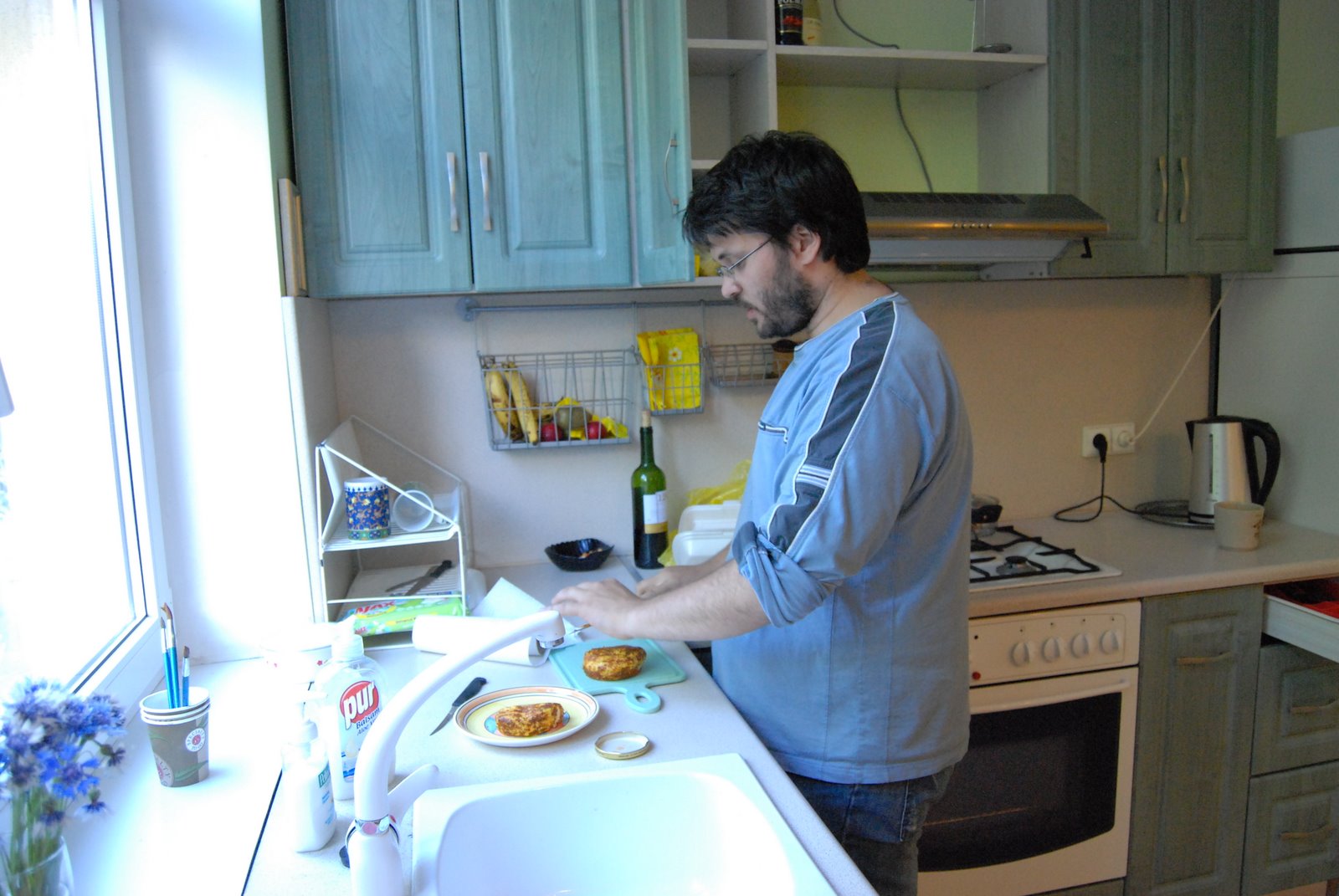 [june18-dan-in-kitchen.JPG]