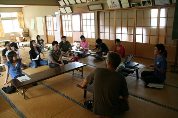 [聞き入る参加者]