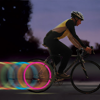 Spokelit sur un vélo en mouvement spokelit nite ize eclairage roue led velo