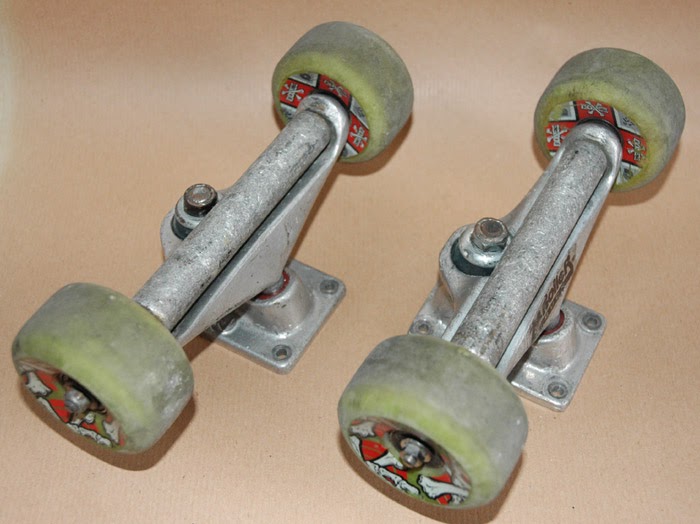 Le Musée de Matsé Z.Roller Trucks + Powell T.Bones verte 64mm.