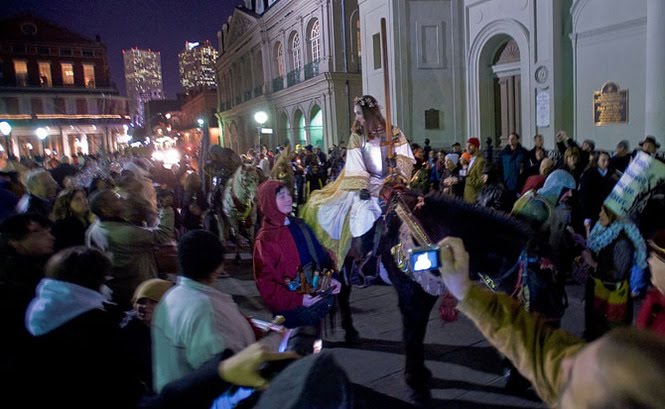 [joan+2010+jax+square+crowd+and+blair.jpg]