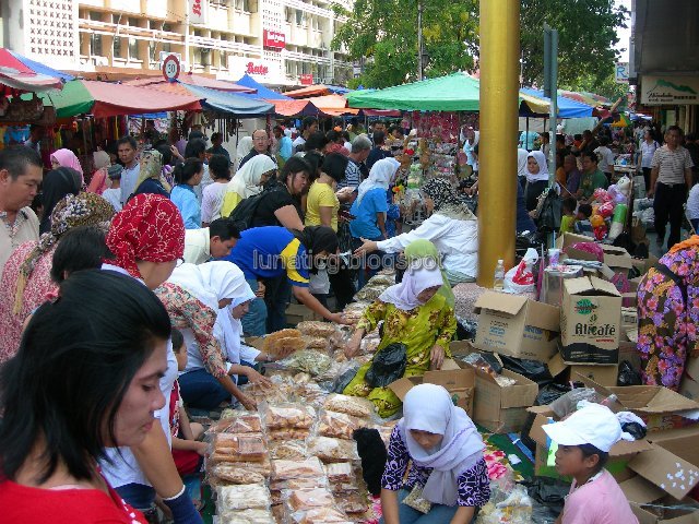 [Kuih+Cincin+Seller,+Gaya+street..jpg]