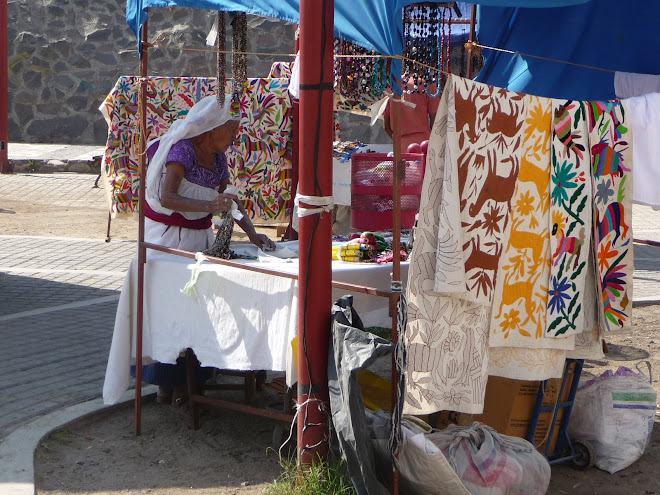 artesanes "otomies" exposant els seus bells brodats. mercat de cholula