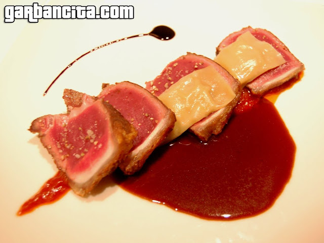 Chuletón con raviolis líquidos de patatas fritas con pimienta, jugo de carne y ketchup casero