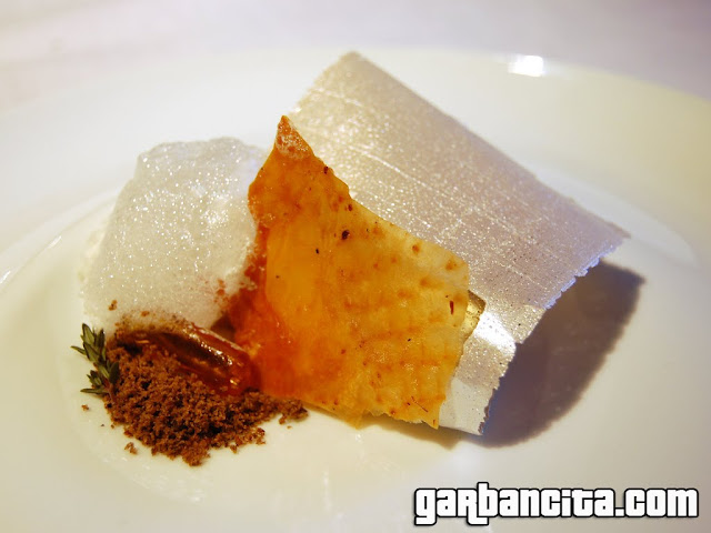 Campero (pollo de grano) asado, sobre un fondo de tierra quemada, brandy, jugo y aire acidulados