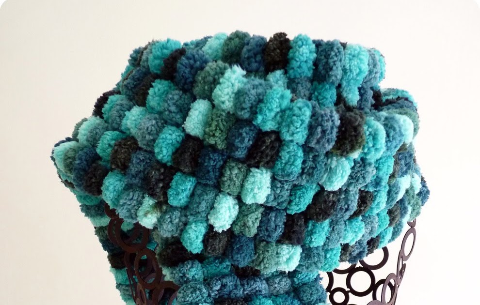 Figgy & Co.: Tutorial: Pom Pom Wool Scarf