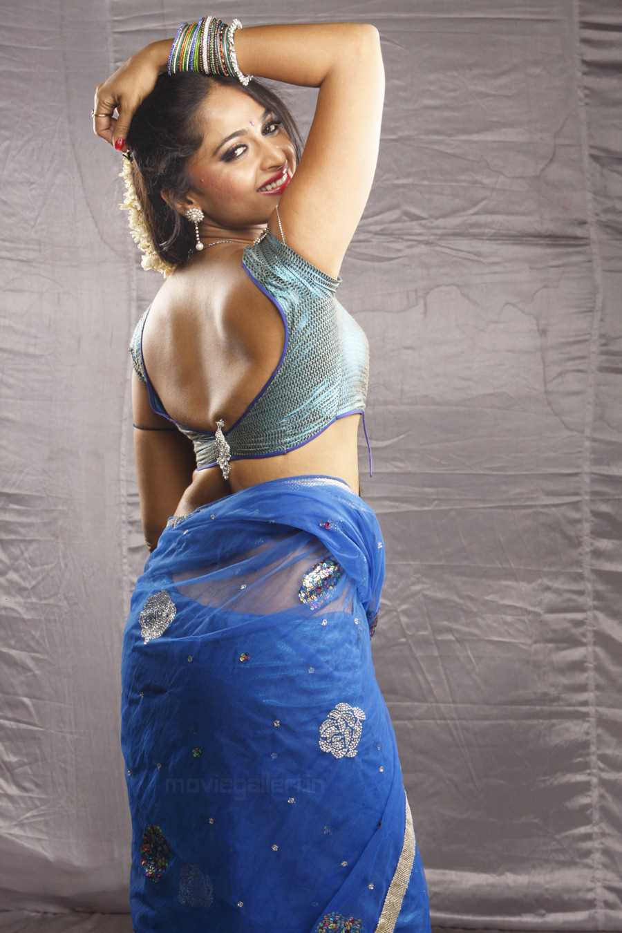 Anushka Hot Vaanam Movie Stills