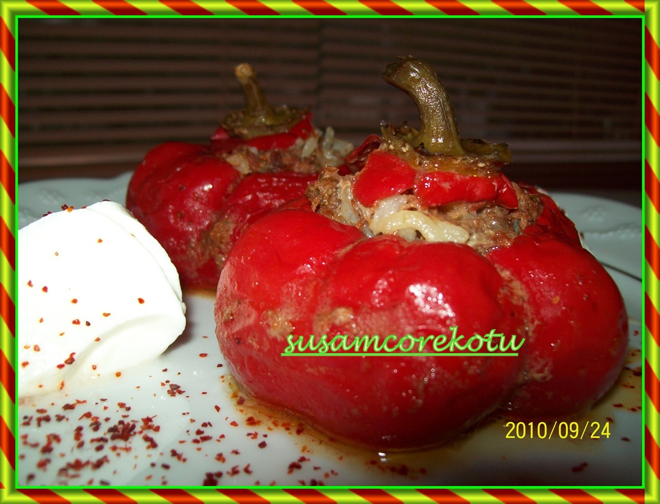 ETLİ KIRMIZI BİBER DOLMASI Bomba Yemek Tarifleri