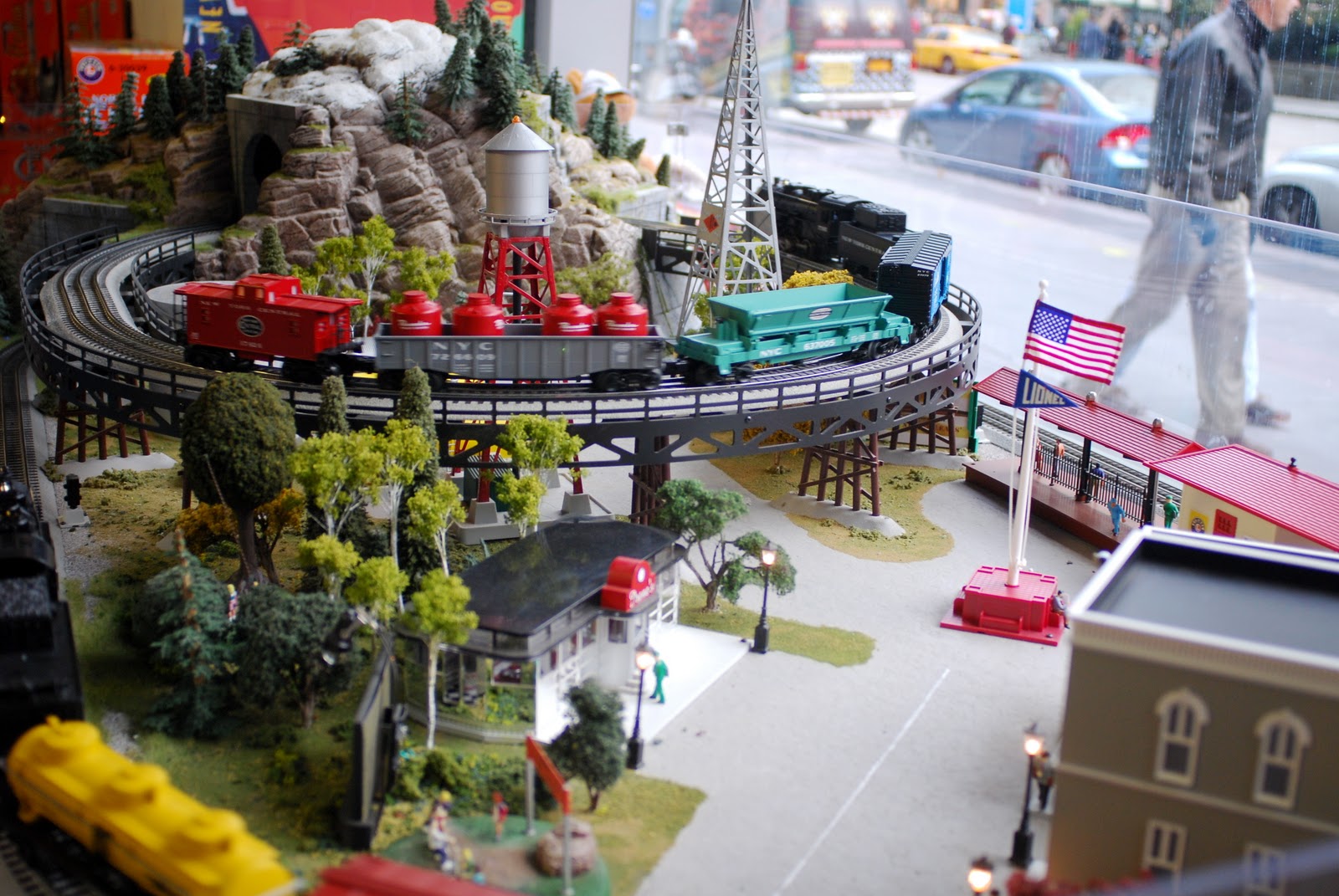 NYC ♥ NYC: Lionel Model Train Holiday Pop-Up Store