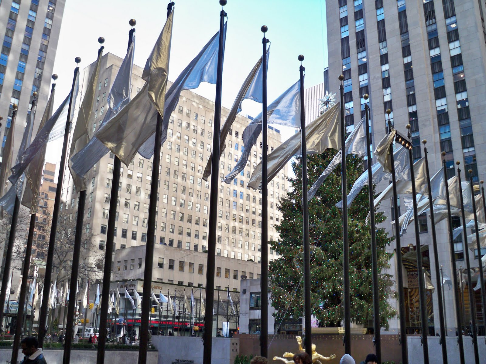 [ThegameLord.com_Rockefeller_tree_and_flags_100_8246.JPG]