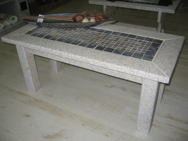 Mesa de piedra con mosaico de piedras indias
