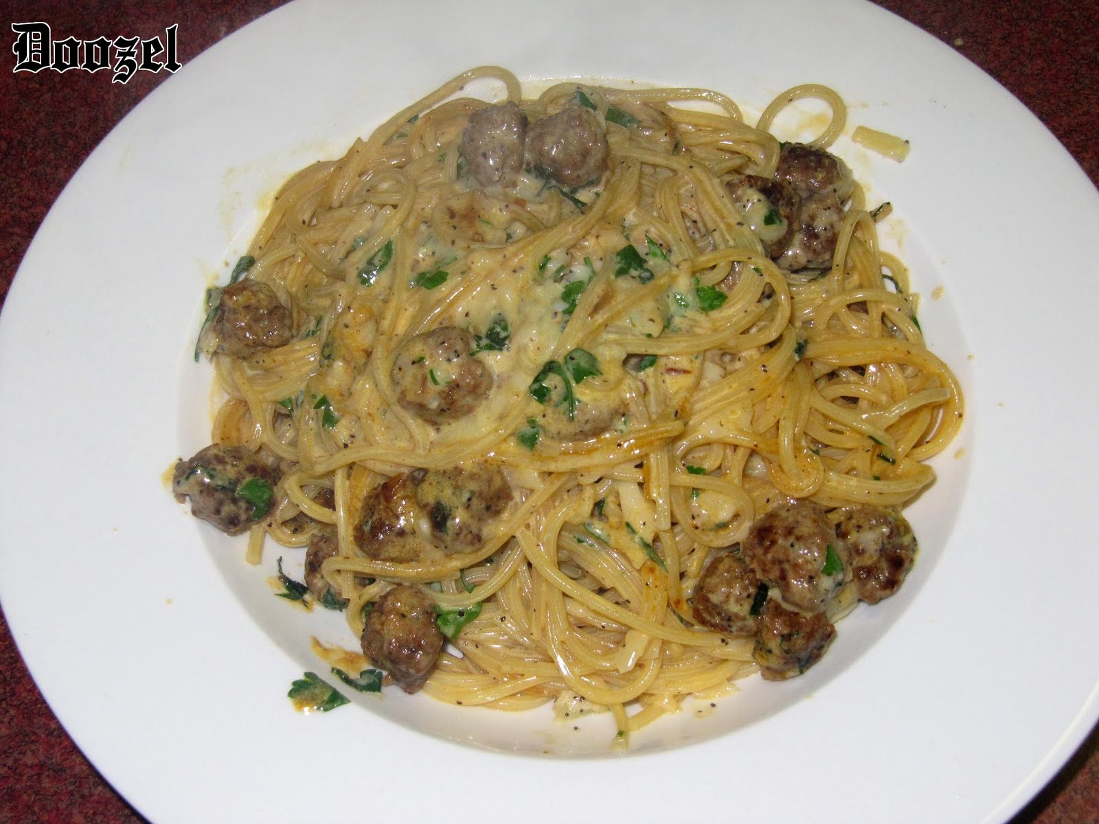 Creamy spaghetti ala Carbonara with meatballsاسپاگتی کاربونارا با میت بال