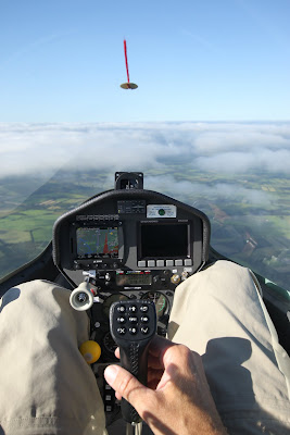 Cruising over skyerne i DG-1000. Foto: Arne Boye-Møller