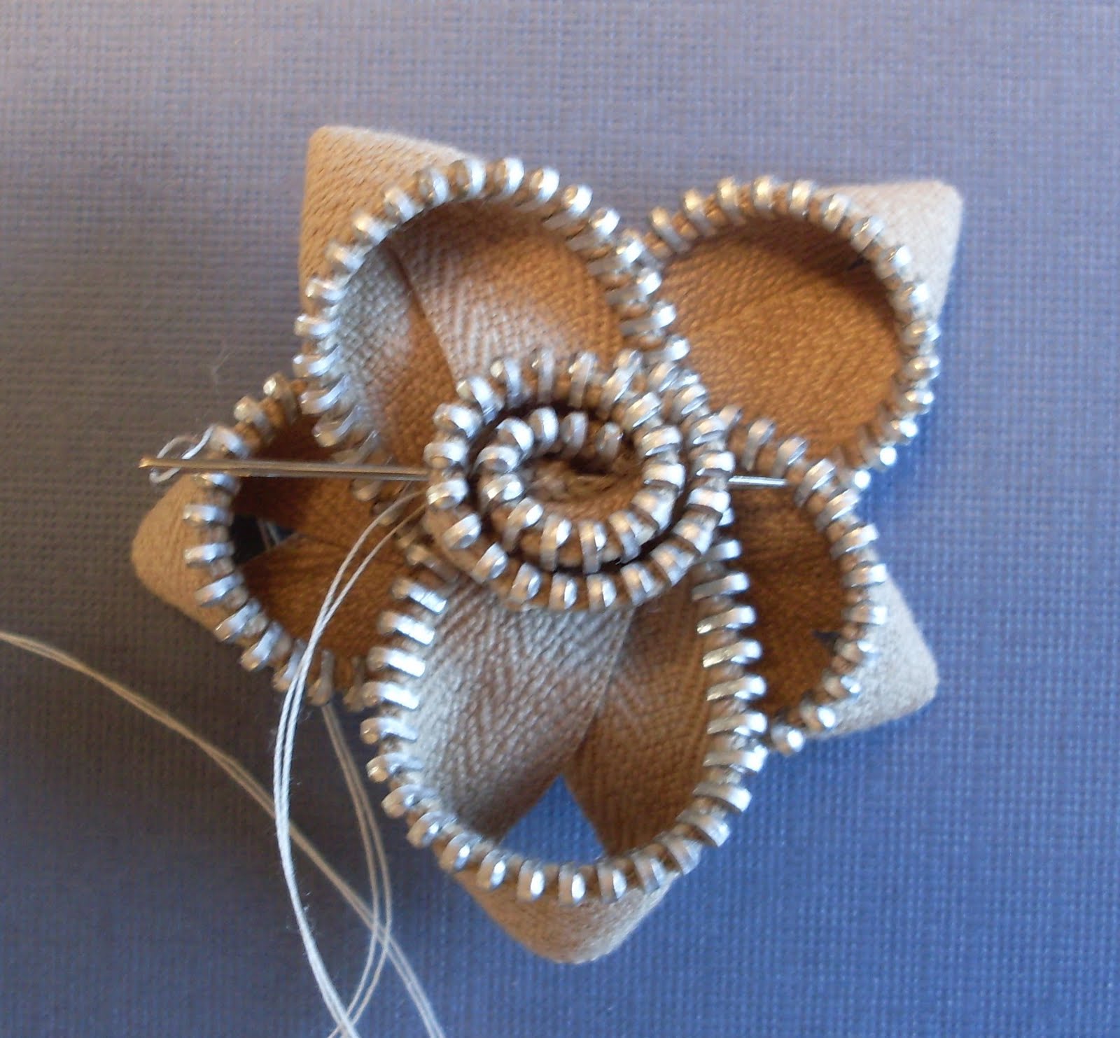 Pretty Little Somethings Zipper Flower Tutorial