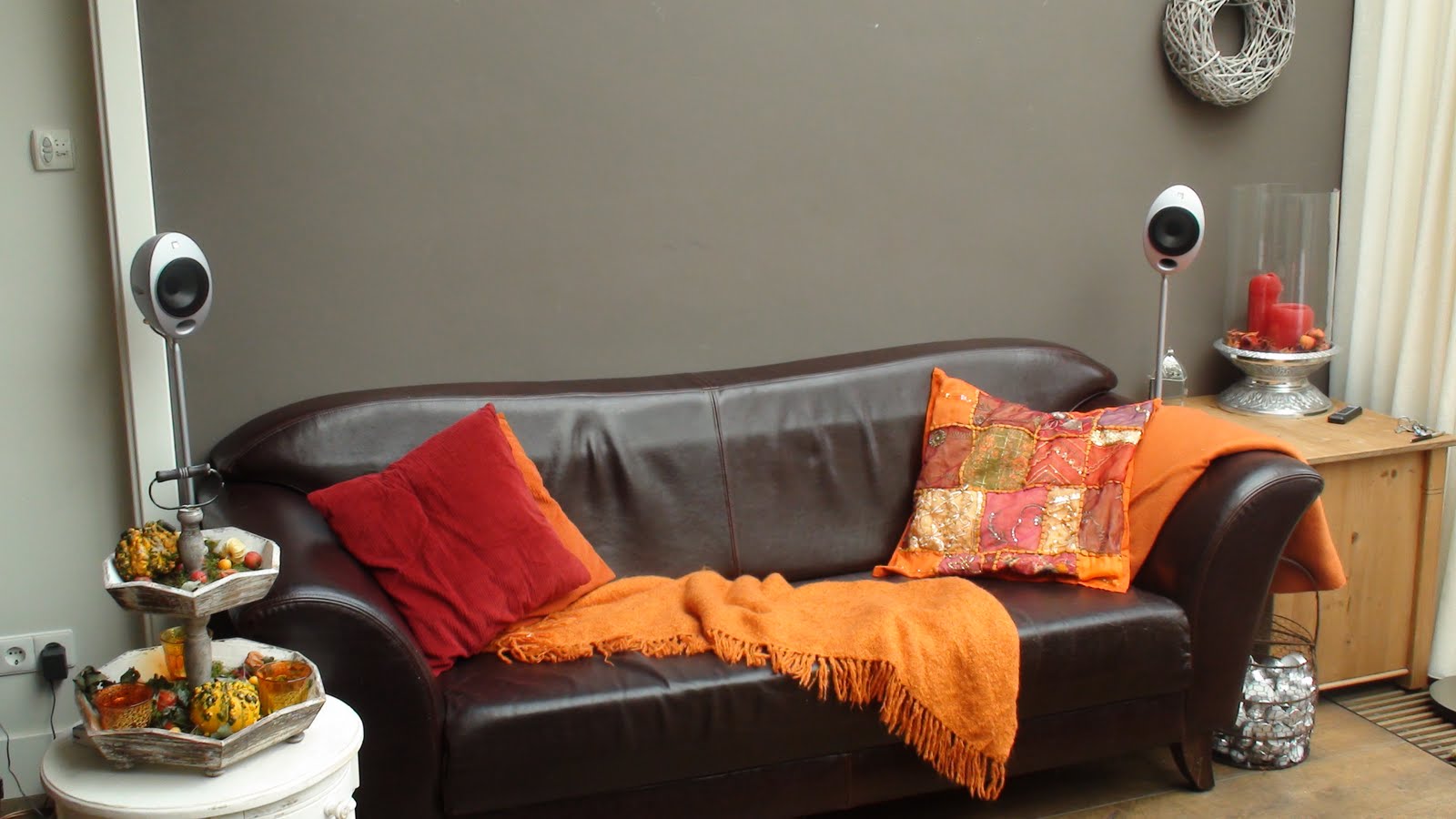Almay's home: de lege muur!