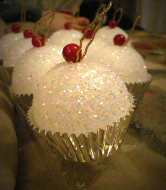 Crafty LoO's Cupcake ornaments!