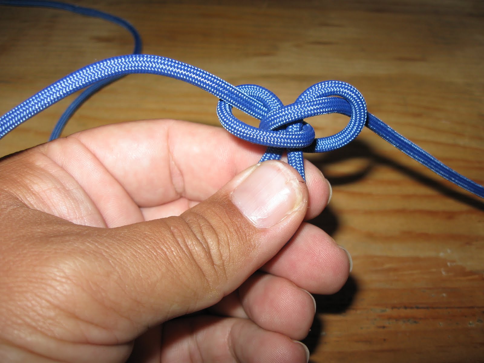 how to tie a barrel knot