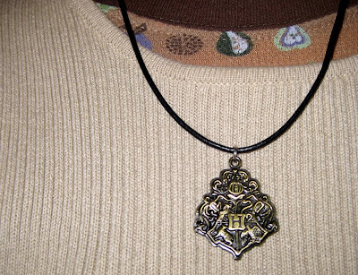 harry potter hogwarts crest necklace