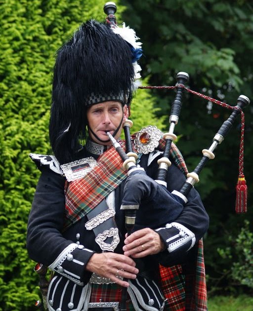 Dan Dunbar Photography Scotsman Plays Bagpipes