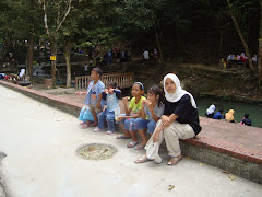 Ibu, Nabila, Sofia, Anis & Adam