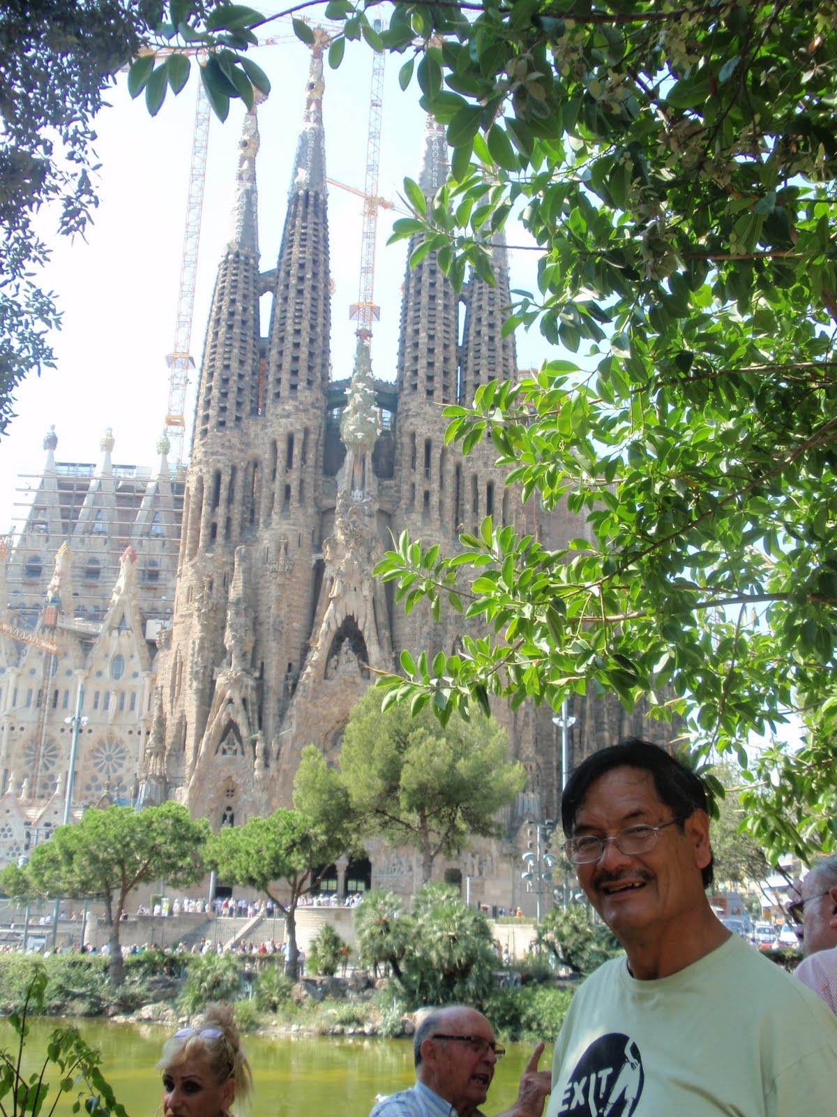 Ahí está tu hermano, frente a la Sagrada Família!