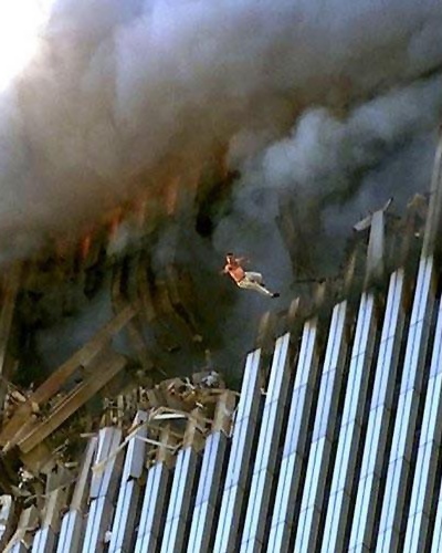Mand springer ud fra inferno i World Trade Center 2001 Mand springer ud fra inferno i World Trade Center 2001