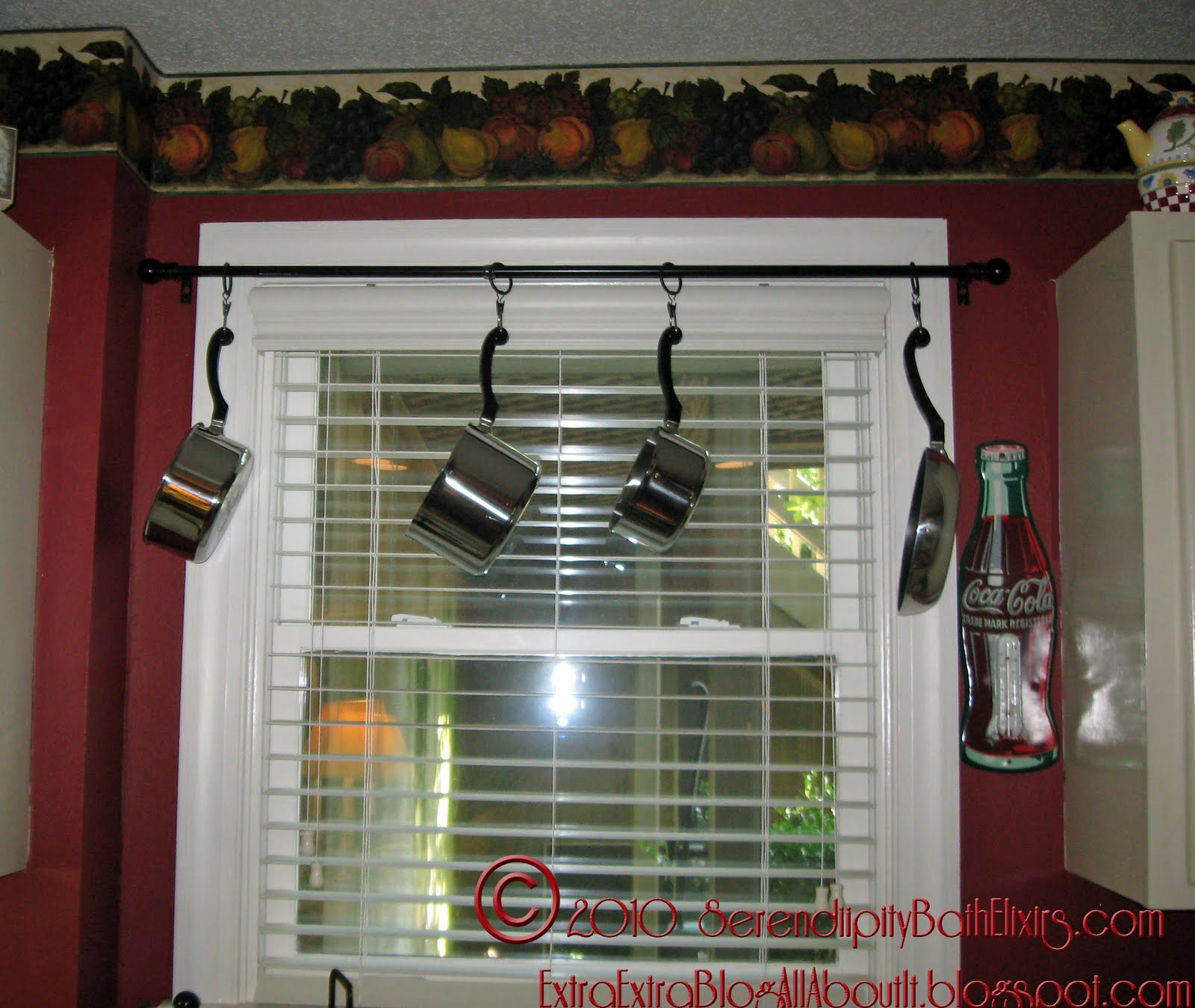 http://1.bp.blogspot.com/_DXSIiGr6LQM/TGi1ajyoCPI/AAAAAAAAAGw/7E2MsUo7A8I/s1600/DIY%2BHome%2BDecor_KitchenCookwareCafeCurtain.jpg