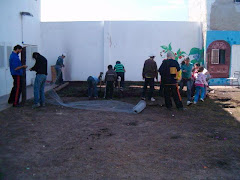 Sergio junto a los pibes del Carrillo en la huerta