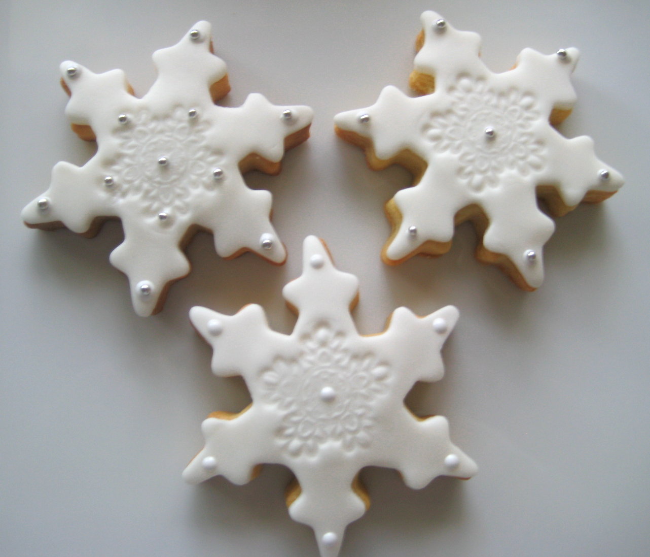 Williams sonoma’s haunted gingerbread house kit Bubble and Sweet: White Christmas snowflake decorated sugar cookies