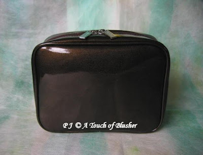 Christmas Makeup Kit A also includes a makeup bag. Christmas Makeup Kit A also includes a makeup bag.