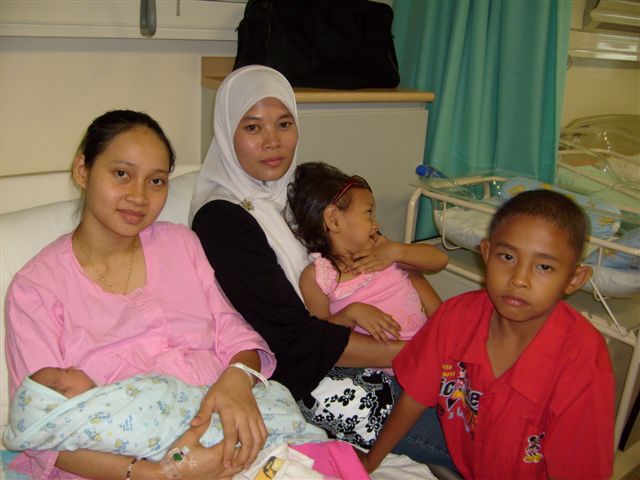 mak teh (azlinah) sewaktu melawat adik iparnya Ina selamat melahirkan baby ke 2
