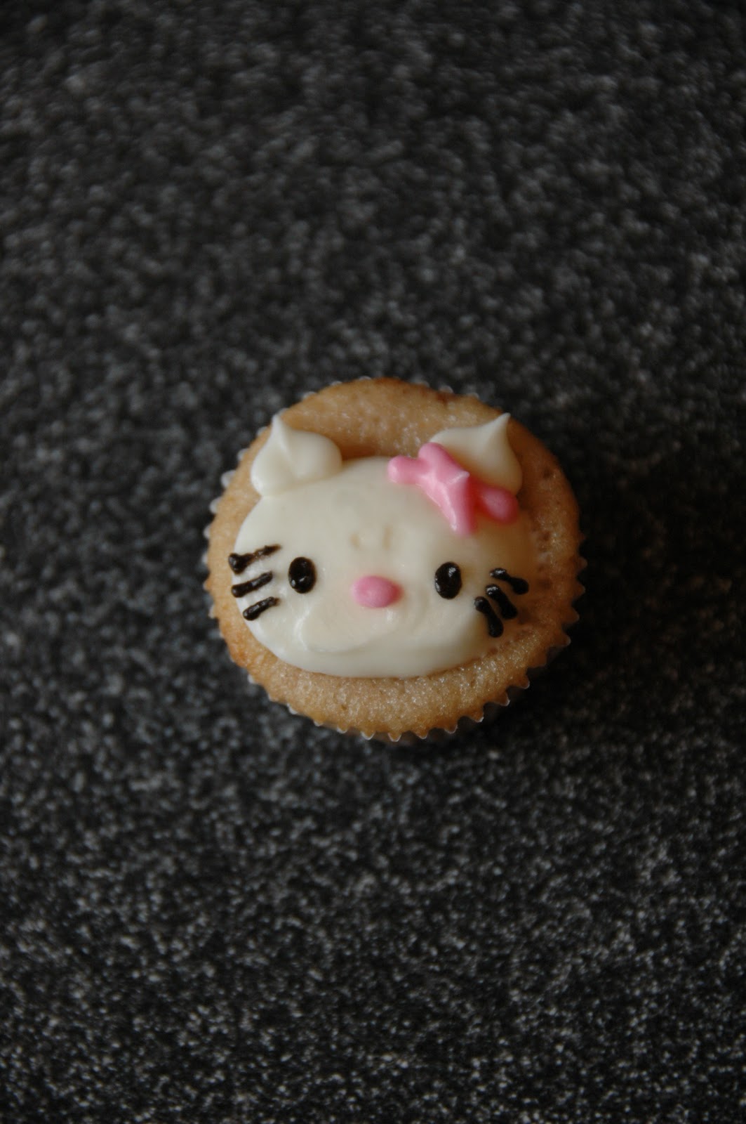 i heart baking! hello kitty mini cupcakes