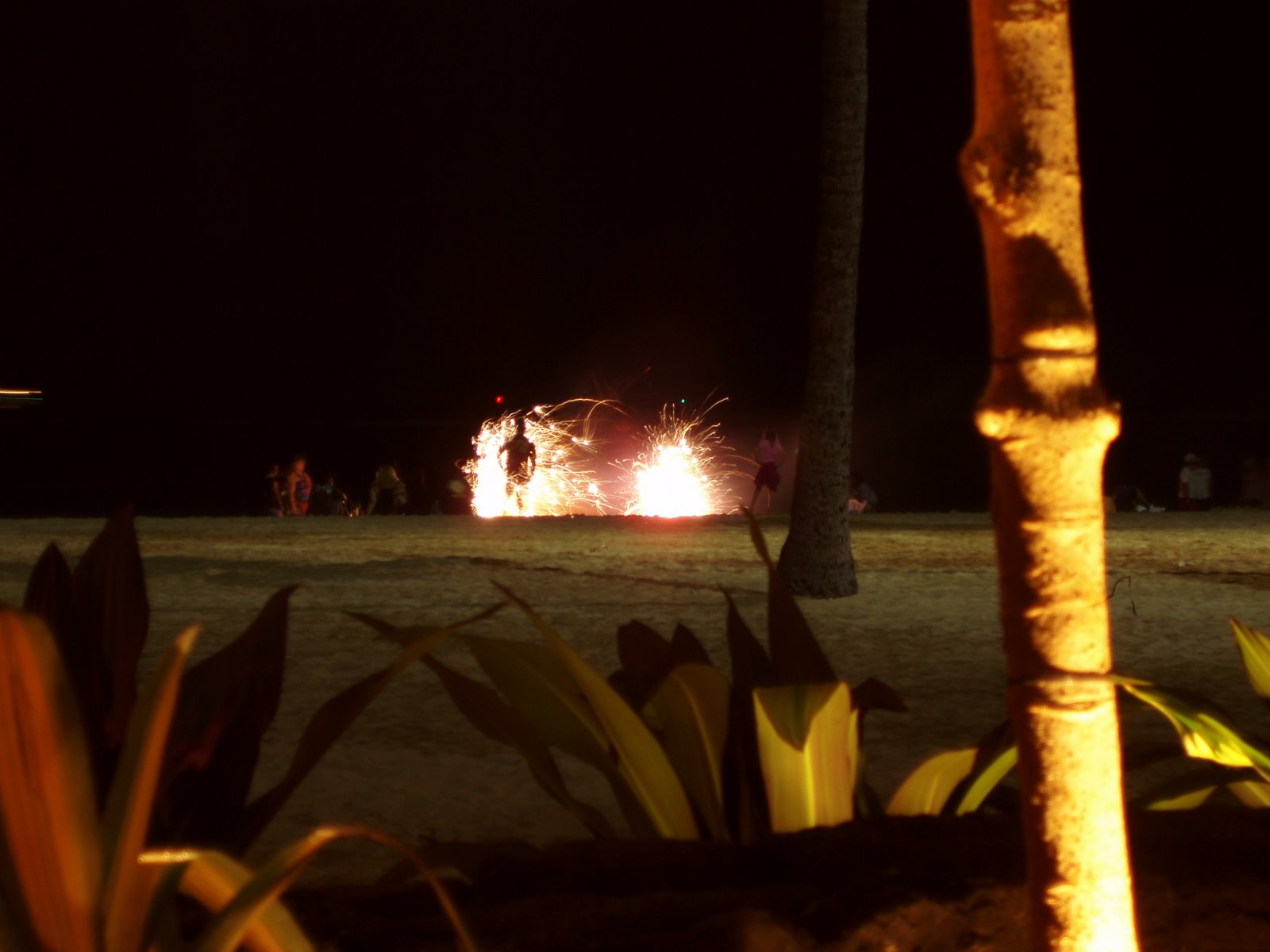 [more+beach+fireworks+4.JPG]