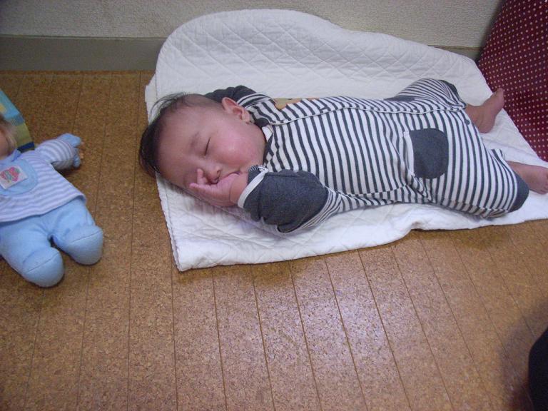 親と子のつどいの広場 ぴよぴよ ダンボールに
