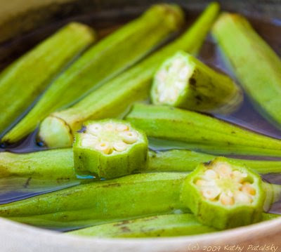 What does okra taste like?