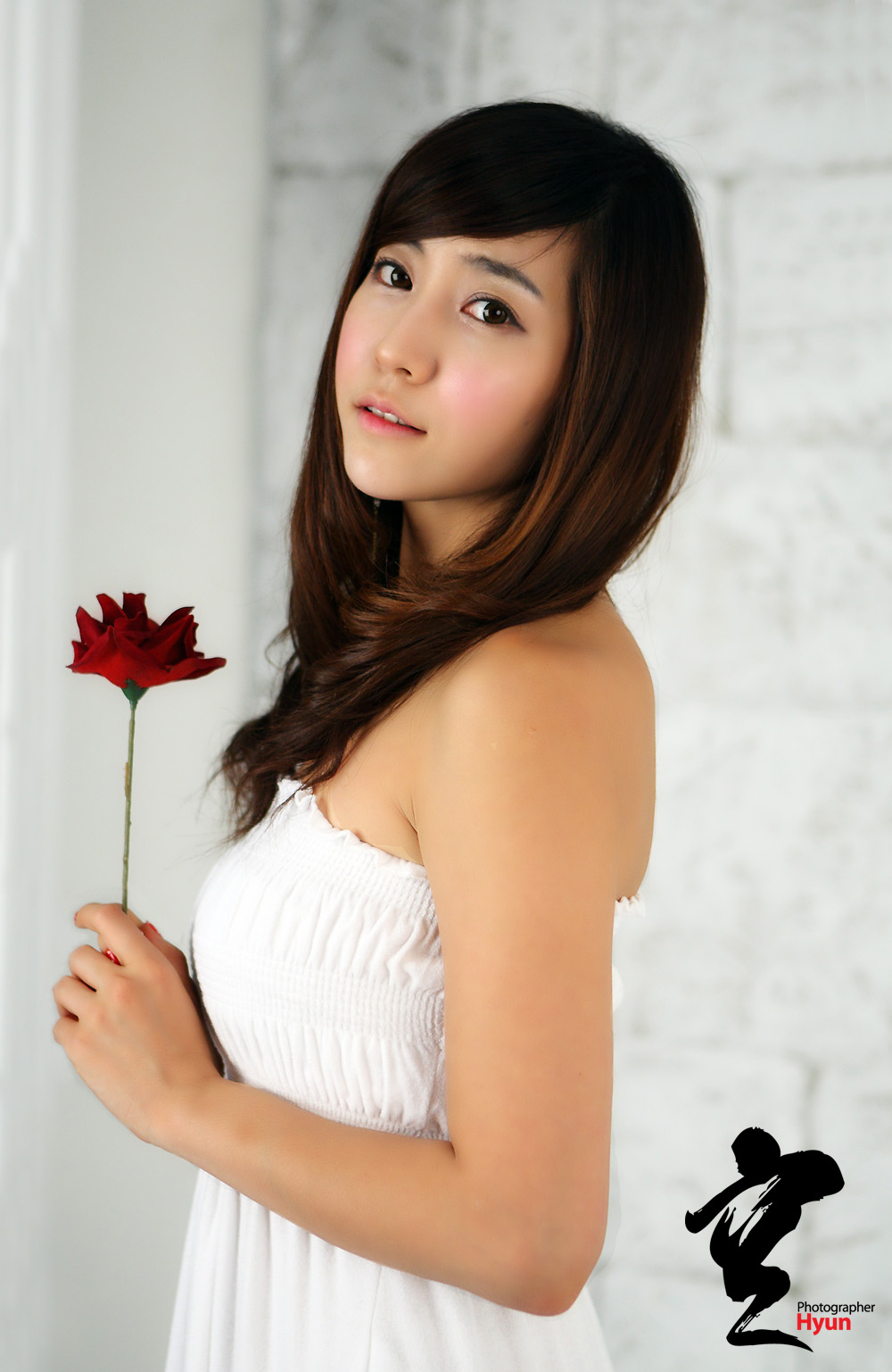 [gu-ji-sung-strapless-white-dress-06.jpg]