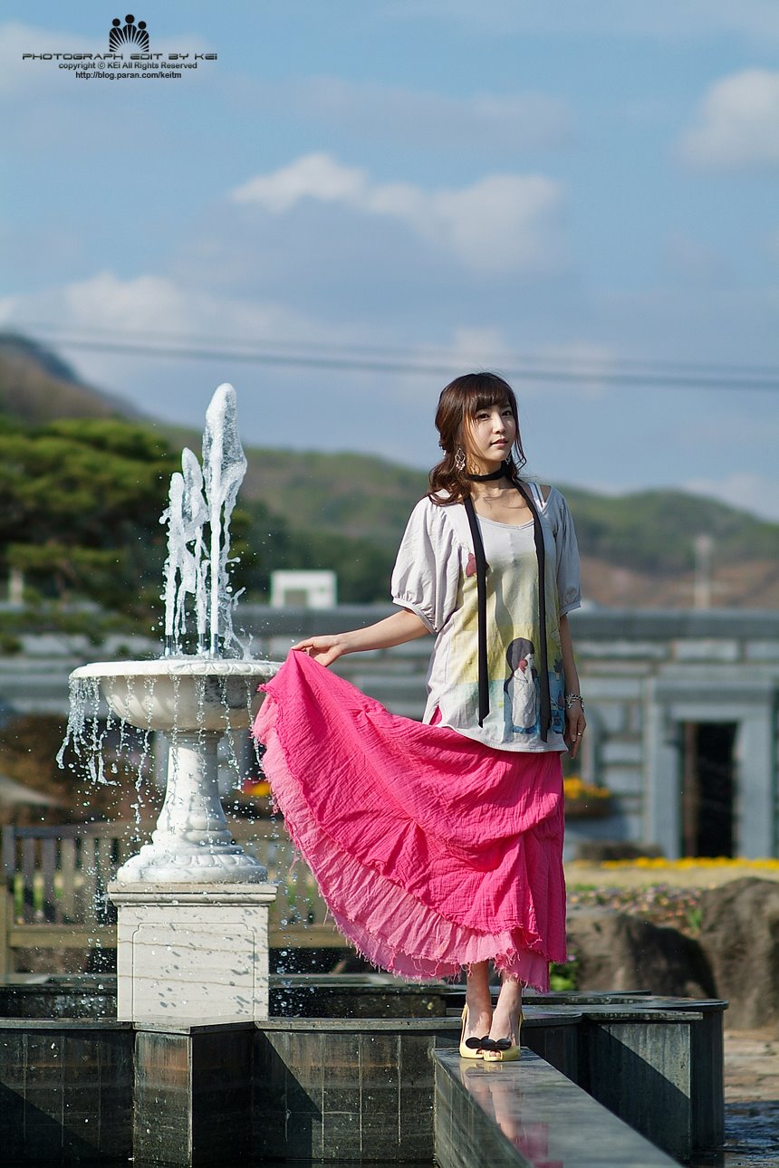 [gu-ji-sung-fuchsia-skirt-03.jpg]