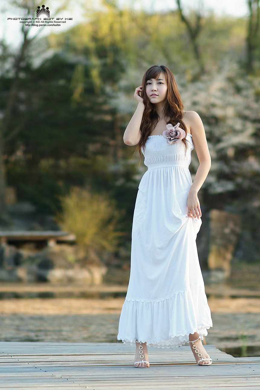 [gu-ji-sung-strapless-white-gown-07.jpg]